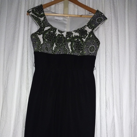 Elegant dress with chest design. - Picture 1 of 2